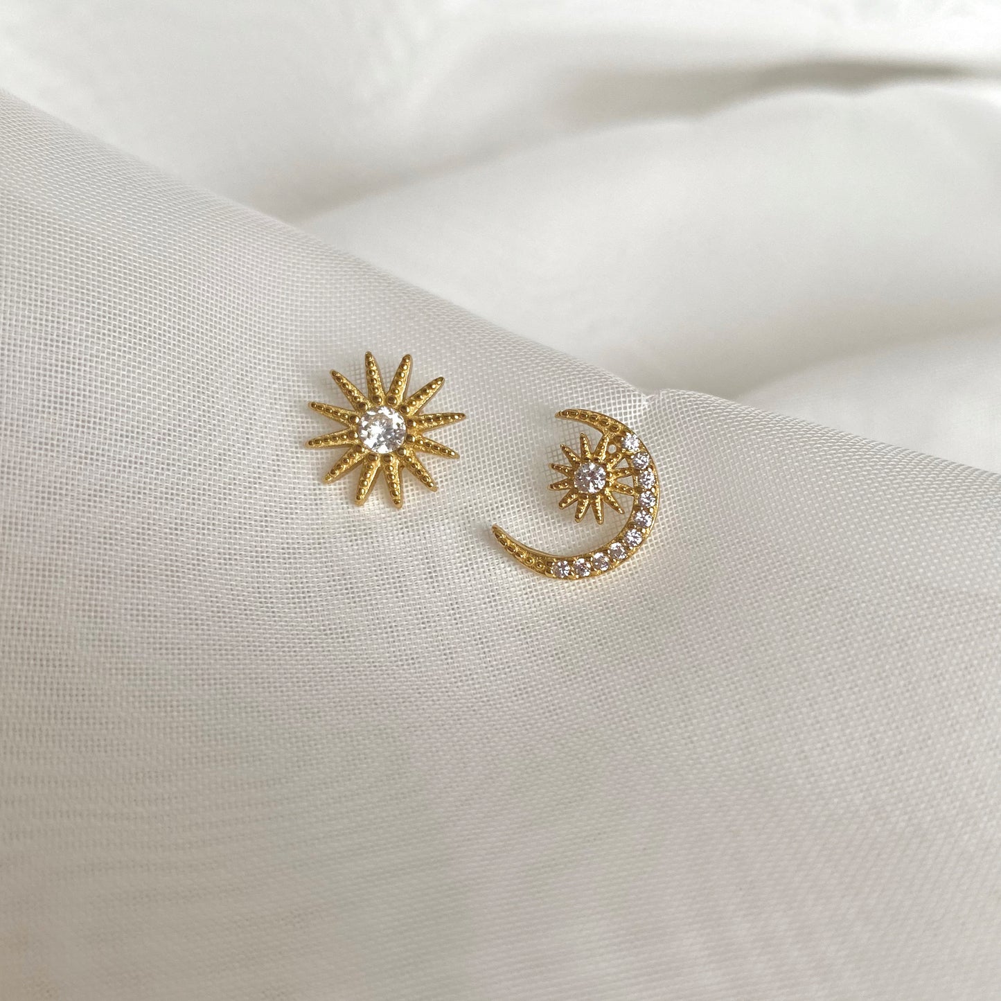 Studs de Sol y Luna Asimetricos